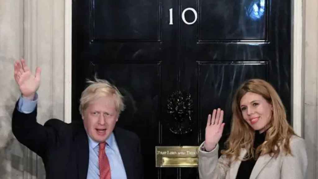 Boris Johnson et Carrie Symonds devant Downing Street.