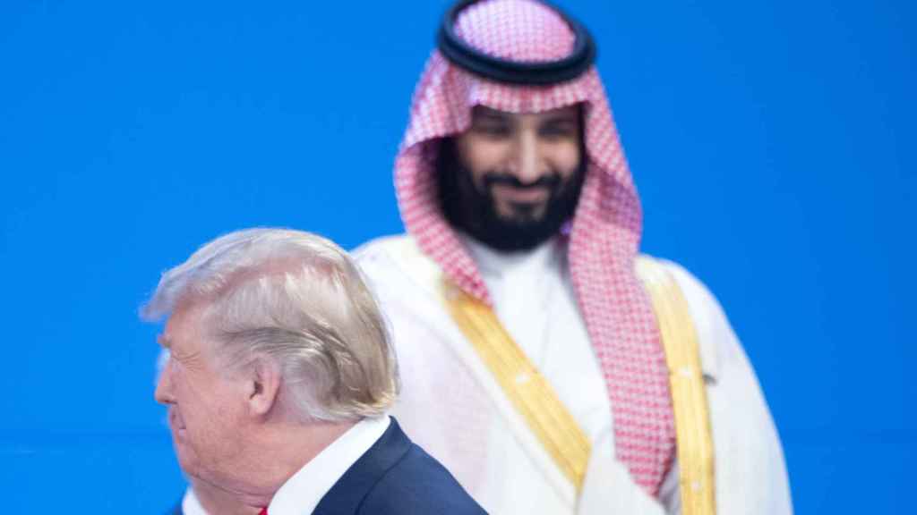 Le président américain Donald Trump passe devant le prince héritier d'Arabie saoudite Mohammed bin Salman en novembre 2018.