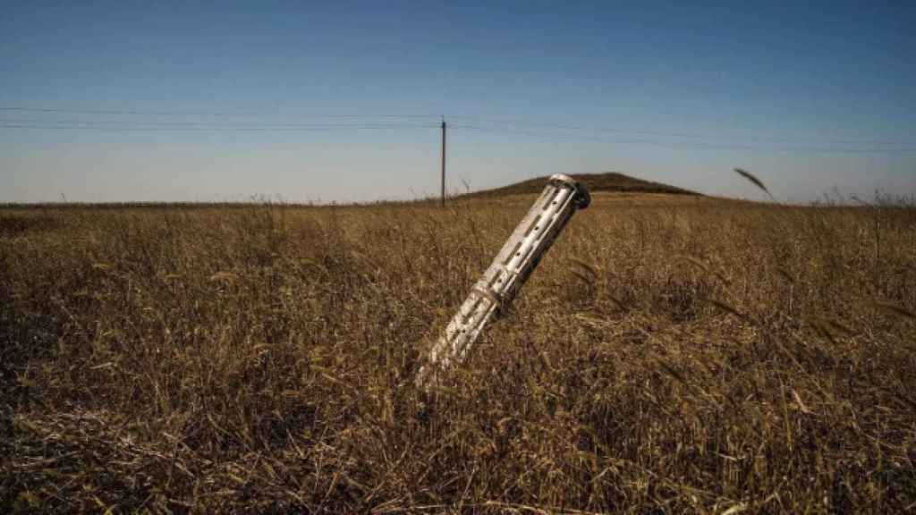 Obus non explosé dans un champ de blé à Mikolaiv, Ukraine.