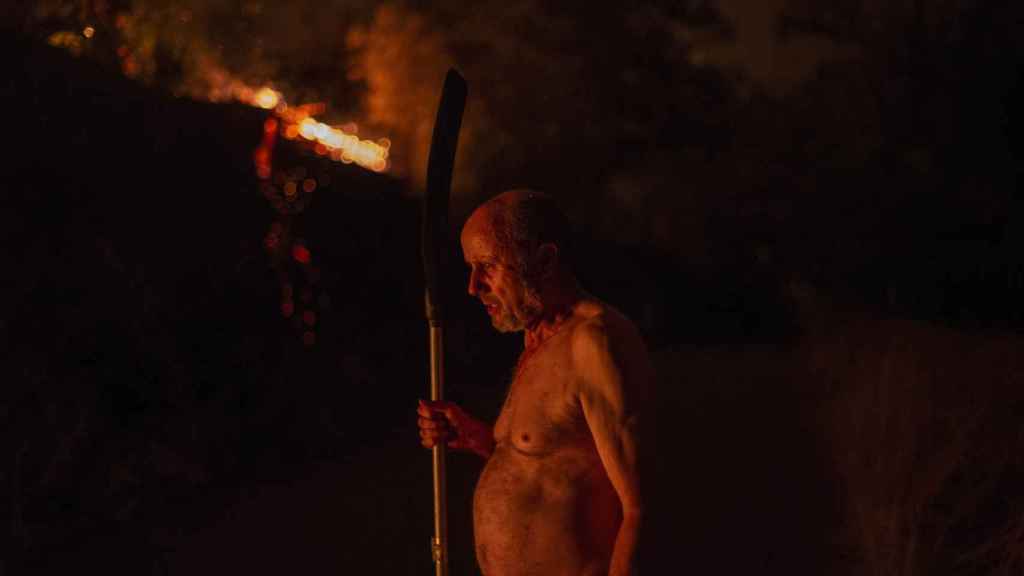 Un homme observe l'incendie de forêt à O Barco de Valdeorras, en Galice.