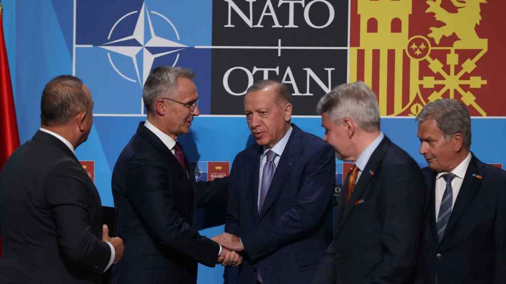 Jens Stolteneberg et le président turc Recep Tayyip Erdogan après avoir accepté de débloquer l'adhésion de la Suède et de la Finlande à l'OTAN.