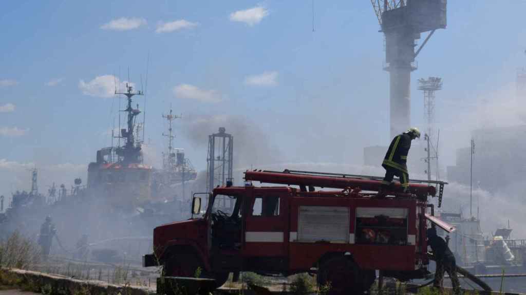 Image des travaux d'extinction des incendies dans le port d'Odessa après les attaques russes de samedi.
