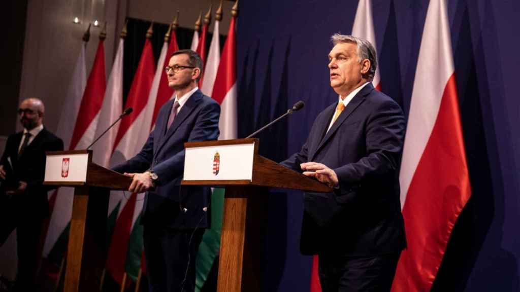 Morawiecki et Orbán, lors de leur apparition après la signature de la Déclaration de Budapest.