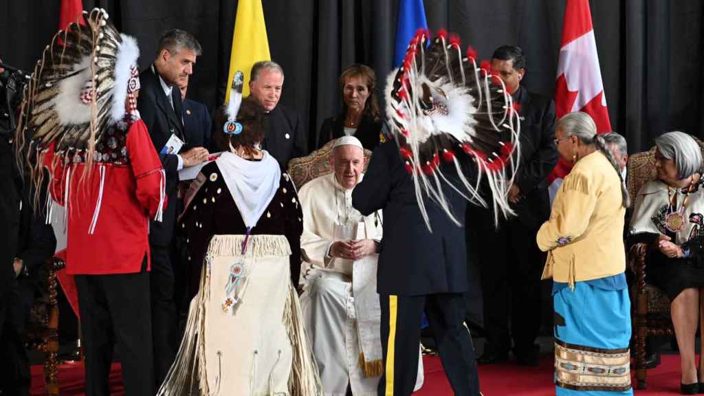 Le pape François est reçu par des autochtones canadiens.