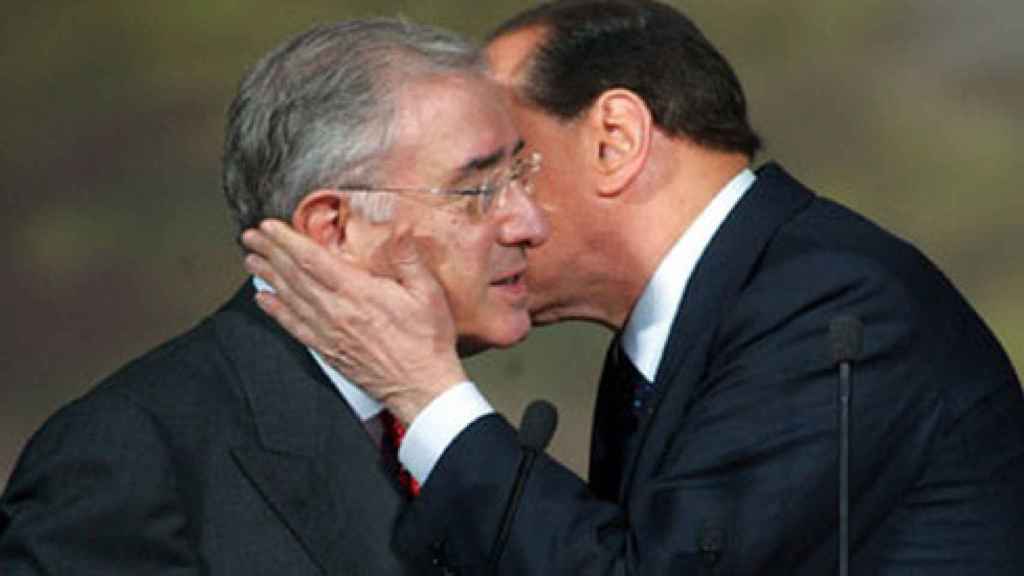 L'ancien Premier ministre italien Silvio Berlusconi embrasse le sénateur Marcello dell'Utri.