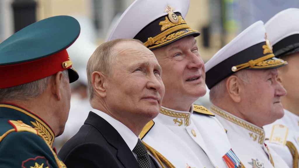 M. Poutine lors du défilé naval marquant la Journée de la marine russe à Saint-Pétersbourg, en Russie, dimanche.