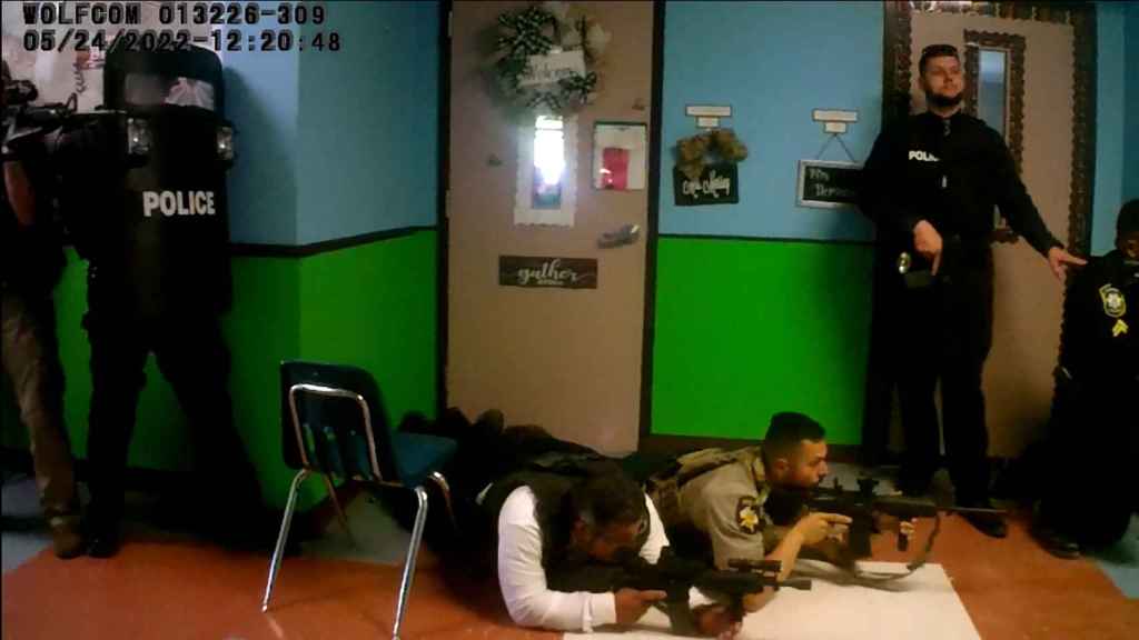 La police se déploie dans un couloir après que Salvador Ramos soit entré dans l'école primaire Robb pour tuer 19 enfants et deux enseignants à Uvalde, Texas.