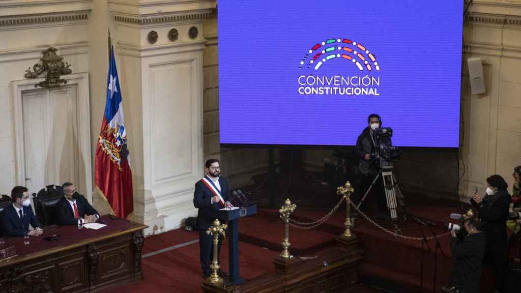 Le président du Chili, Gabriel Boric, prononce aujourd'hui un discours lors de la séance plénière au cours de laquelle la Convention constitutionnelle lui a remis le texte final de la proposition de Magna Carta.