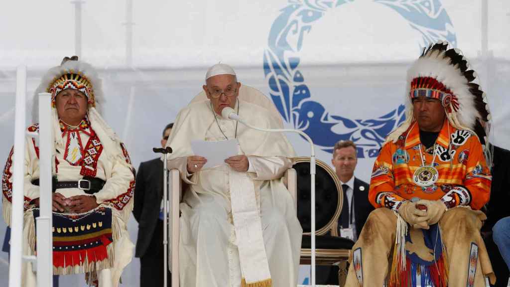 Le pape demande le pardon des indigènes.
