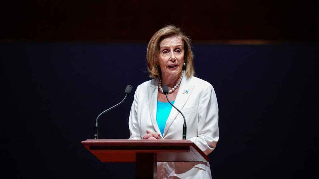 La présidente de la Chambre des représentants des États-Unis, Nancy Pelosi (D-CA), parle pendant que la première dame d'Ukraine, Olena Zelenska (sans photo), participe à une réunion avec des membres du Congrès américain.
