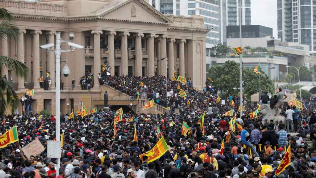 Des manifestants protestent devant le Secrétariat présidentiel, après la fuite du président Gotabaya Rajapaksa, à Colombo.