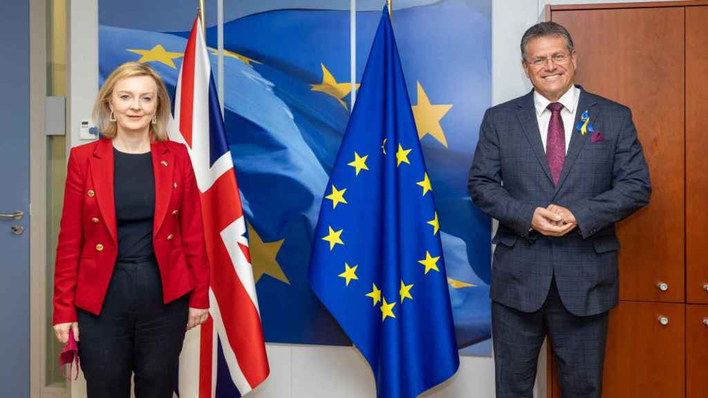 La ministre britannique des affaires étrangères, Liz Truss, et le vice-président de la Commission, Maros Sefcovic, lors d'une récente réunion à Bruxelles.