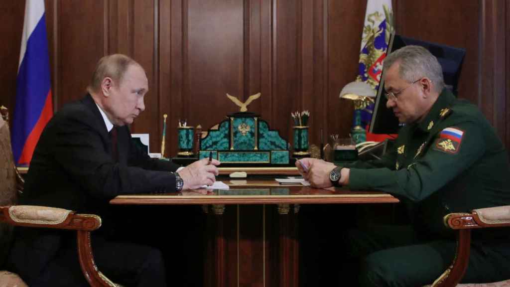 Le président russe Vladimir Poutine avec le ministre de la Défense Sergei Shoigu à Moscou.