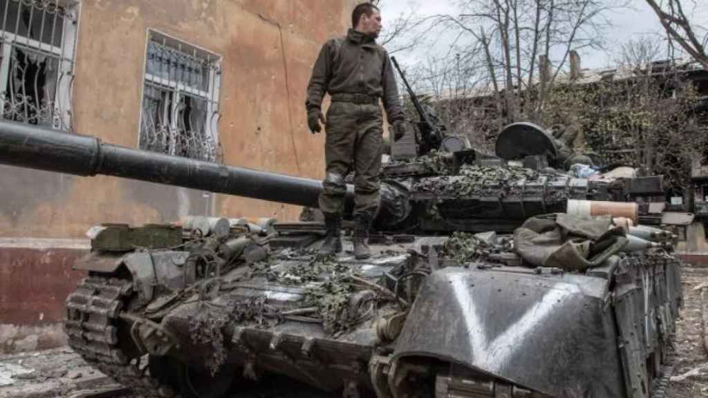 Soldat russe pendant le siège de la ville de Mariupol.