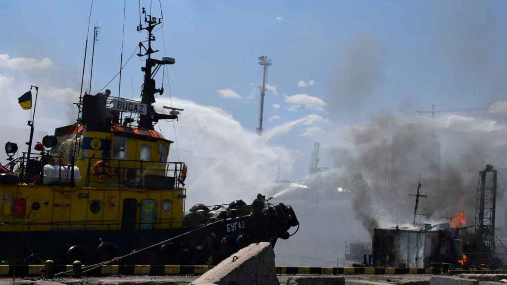 Image des travaux d'extinction des incendies causés par l'attaque russe sur le port d'Odessa.