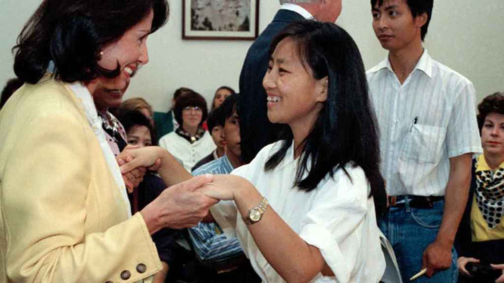 Nancy Pelosi en 1990 recevant Chai Ling, leader du mouvement pro-démocratie en Chine en 1989, au Capitole.