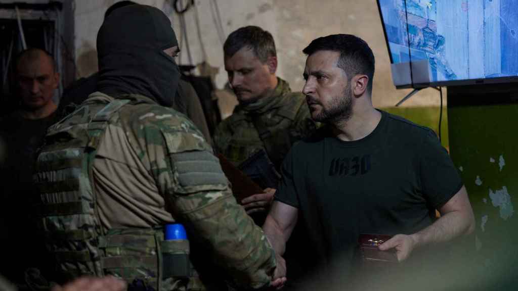 Volodymir Zelenski visite une position de troupes dans la région de Zaporiyia.