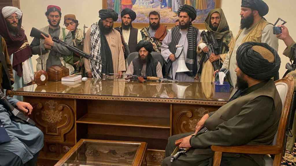 Un groupe de talibans au palais présidentiel de Kaboul en 2021.