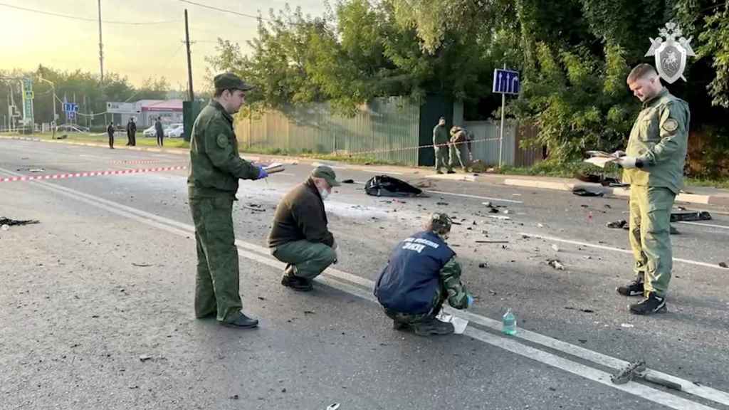 Les enquêteurs examinent la zone où la voiture de Darya Duguina a explosé.