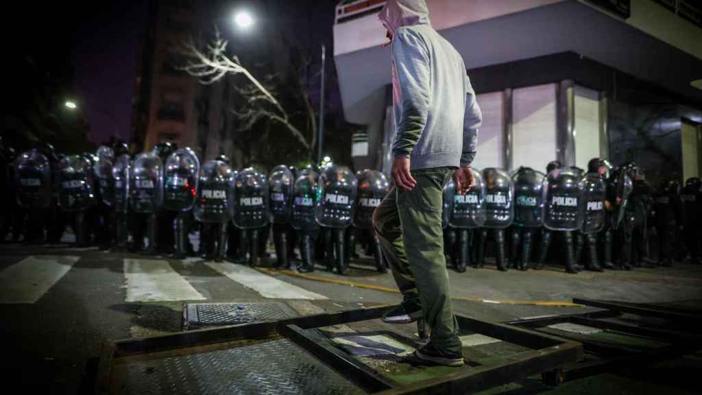 Un partisan de Cristina Kirchner, devant la police de Buenos Aires, avant les accusations de la police.