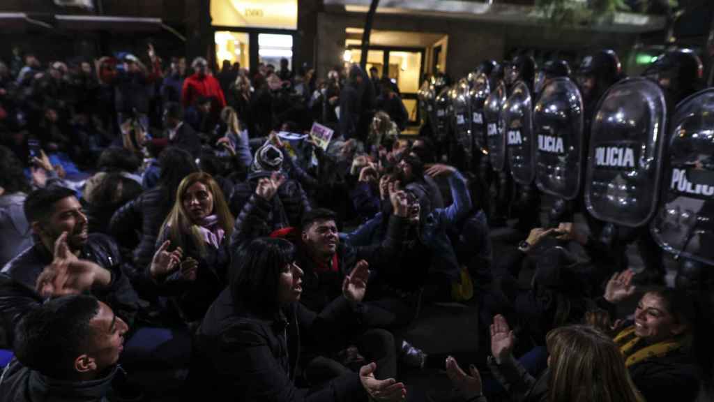 Violents affrontements entre les partisans de Cristina Kirchner et la police de Buenos Aires.