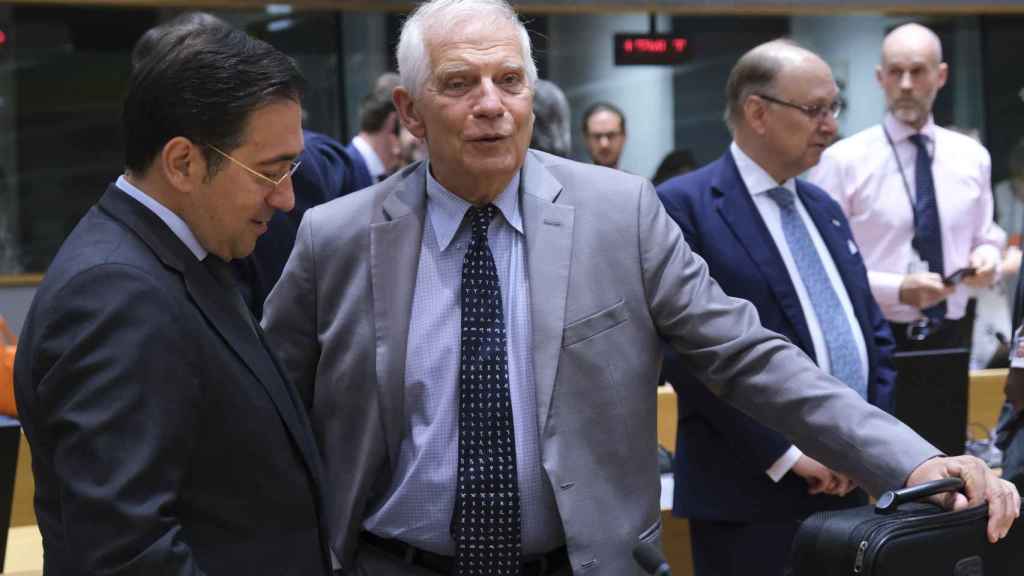 Josep Borrell s'entretient avec José Manuel Albares lors d'une réunion des ministres européens des affaires étrangères.