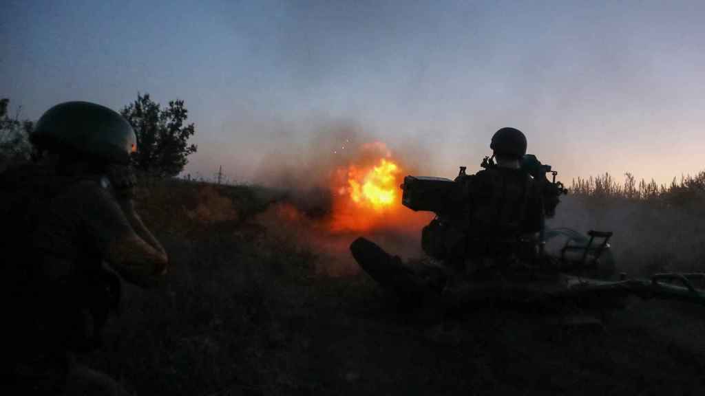 Un soldat ukrainien lance un missile.