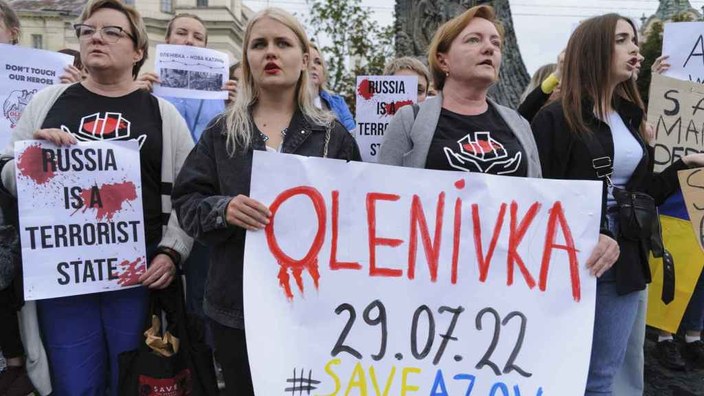 Manifestation à Lviv contre la Russie pour le meurtre de prisonniers ukrainiens à Donetsk.