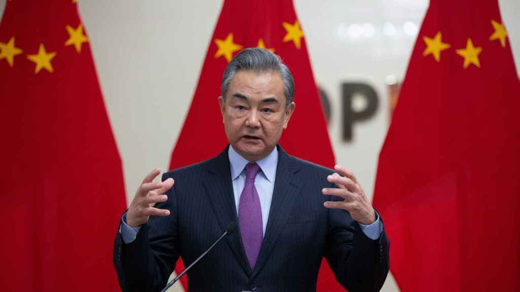 Le ministre chinois des Affaires étrangères, Wang Yi, lors d'une conférence de presse en Mongolie, lundi.