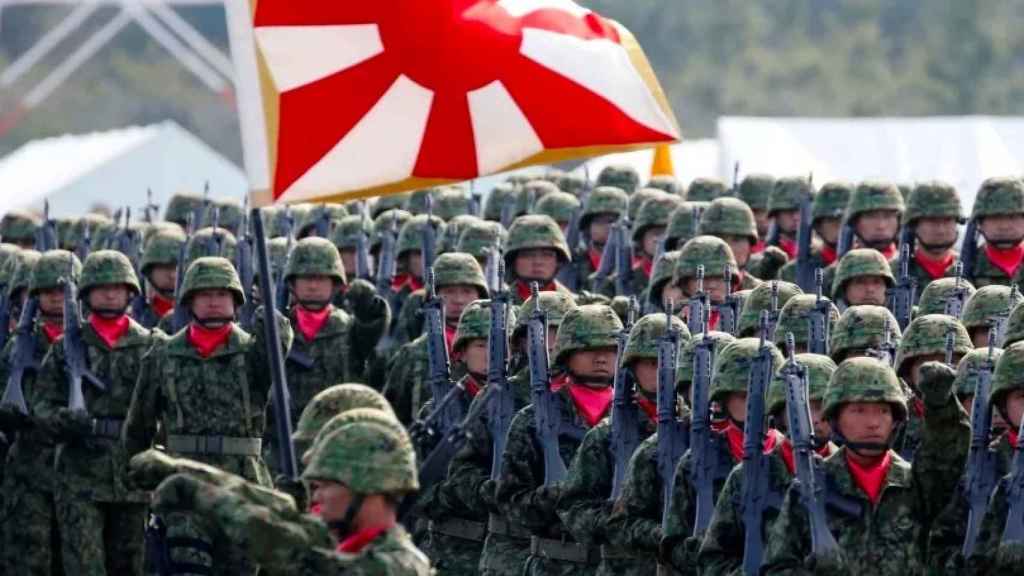 Défilé de soldats des forces d'autodéfense japonaises.