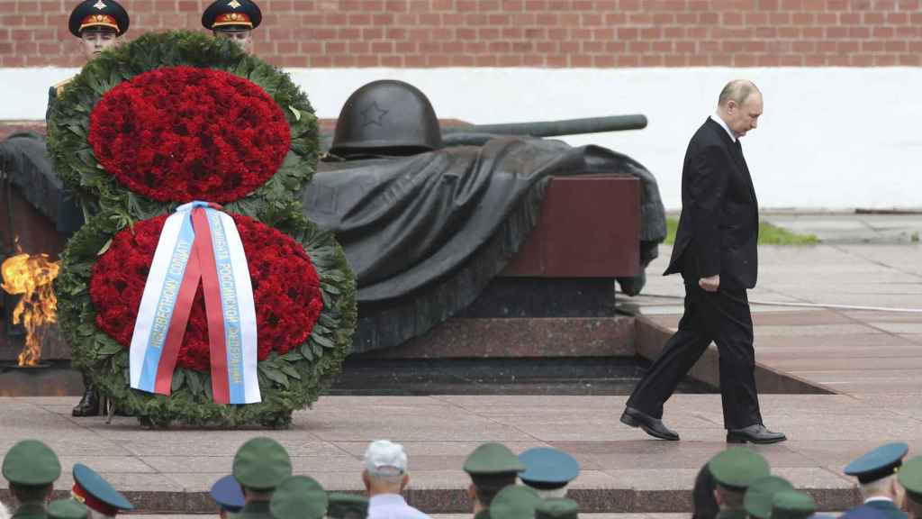 Vladimir Poutine assiste à une cérémonie sur la tombe du soldat inconnu, le 22 juin à Moscou.