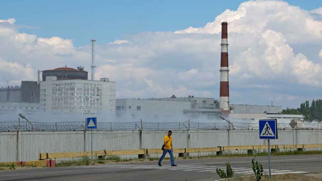 Un homme traverse une route près de la centrale nucléaire de Zaporiyia pendant le conflit entre l'Ukraine et la Russie.