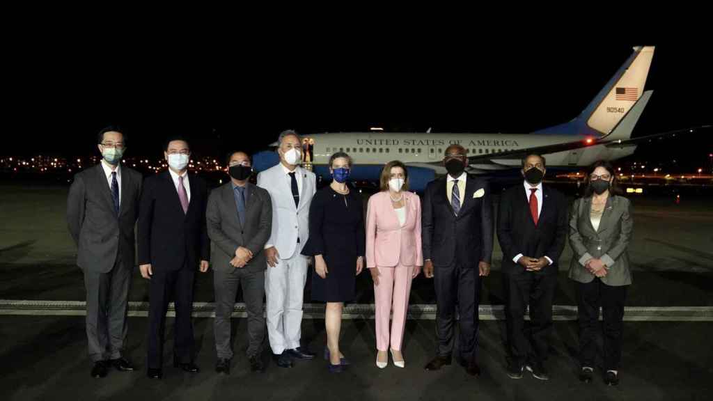 Nancy Pelosi à son arrivée à l'aéroport de Taipei à Taiwan.