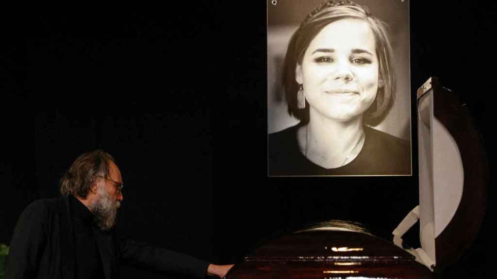 Aleksandr Dugin touche le cercueil de sa fille.