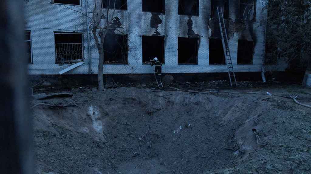 Image du cratère laissé par les bombes larguées par la Russie sur l'hôpital de Mikolaiv.