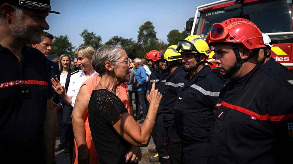 Elisabeth Borne discute avec les pompiers lors de sa visite à Hostens jeudi.