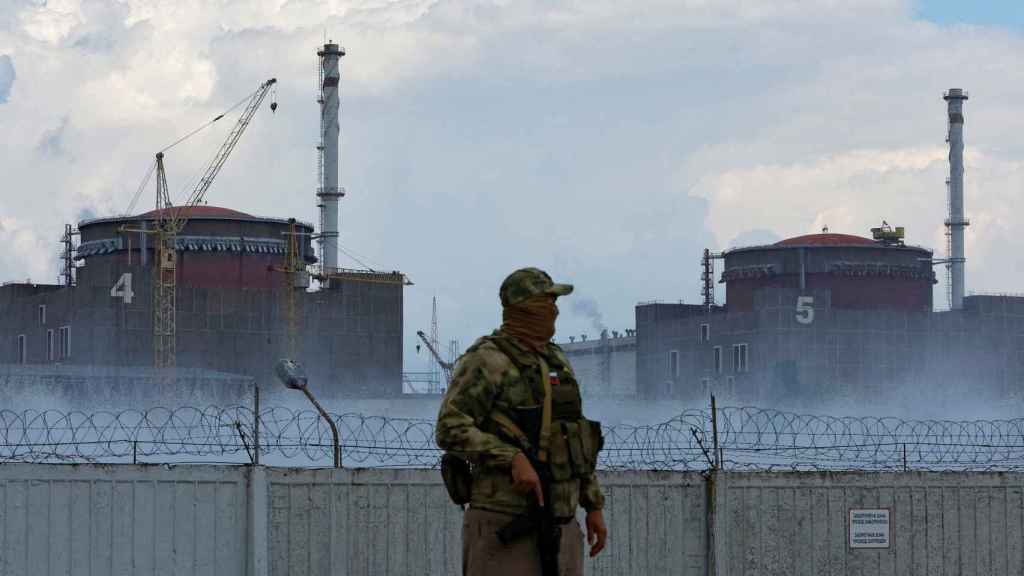 Un soldat russe monte la garde devant la centrale nucléaire de Zaporiyia.