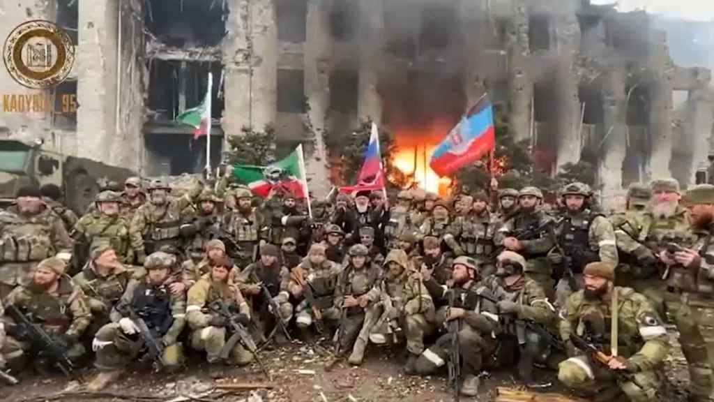 Les milices du leader tchétchène Kadyrov à Mariupol, en Ukraine.