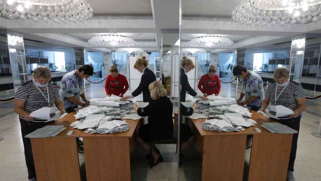 Les membres d'un bureau de vote à Sevastopol, en Crimée, procèdent au dépouillement du référendum.