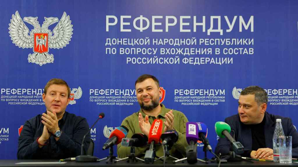 Andrei Turchak, secrétaire général de Russie Unie (g), Denis Pushilin, leader de Donetsk (c) et Alexander Khinshtein, député de la Douma (d) lors d'une conférence de presse pour annoncer les résultats des référendums.