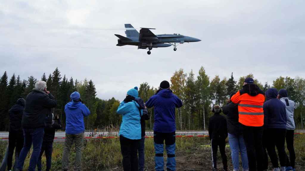 La Finlande fait atterrir des avions de chasse sur une route d'urgence pour la première fois depuis des décennies.