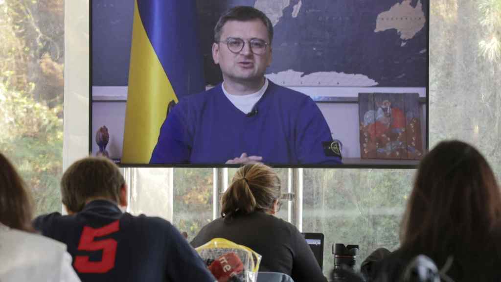 Dmitro Kuleba, ministre des affaires étrangères de l'Ukraine, s'exprime par vidéoconférence depuis Kiev au Forum de La Toja.