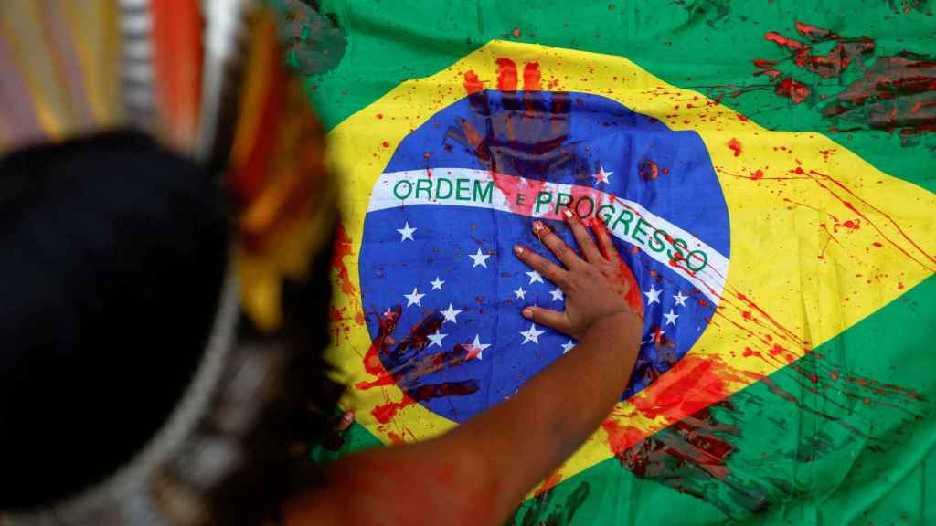 Image d'une manifestation de la population indigène brésilienne.