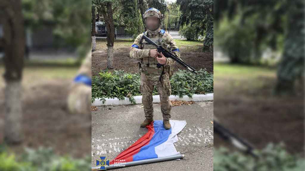 Un soldat ukrainien marche sur le drapeau russe.