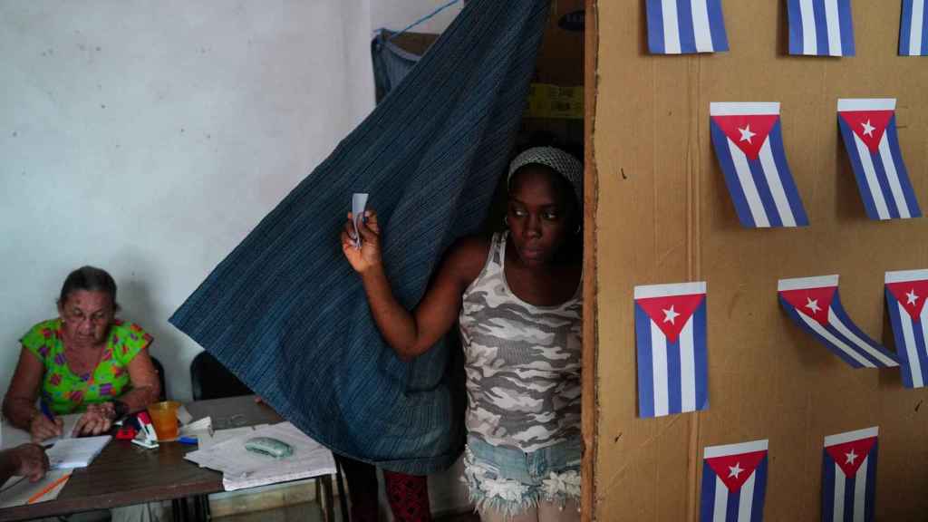 Une femme cubaine vote dans une école de La Havane, dimanche.