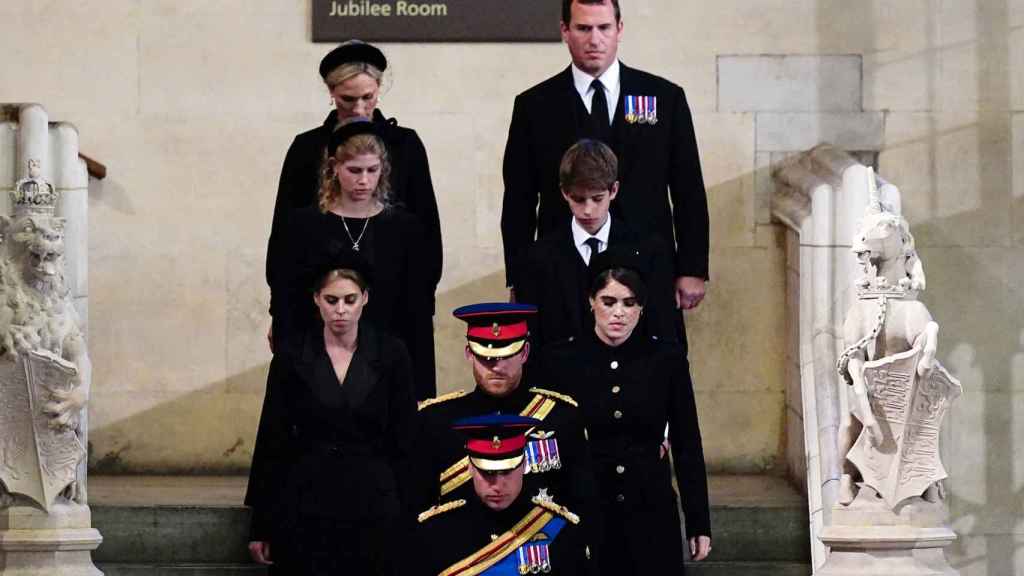 Les petits-enfants de la Reine Elizabeth II, samedi, en route pour la garde du cercueil.