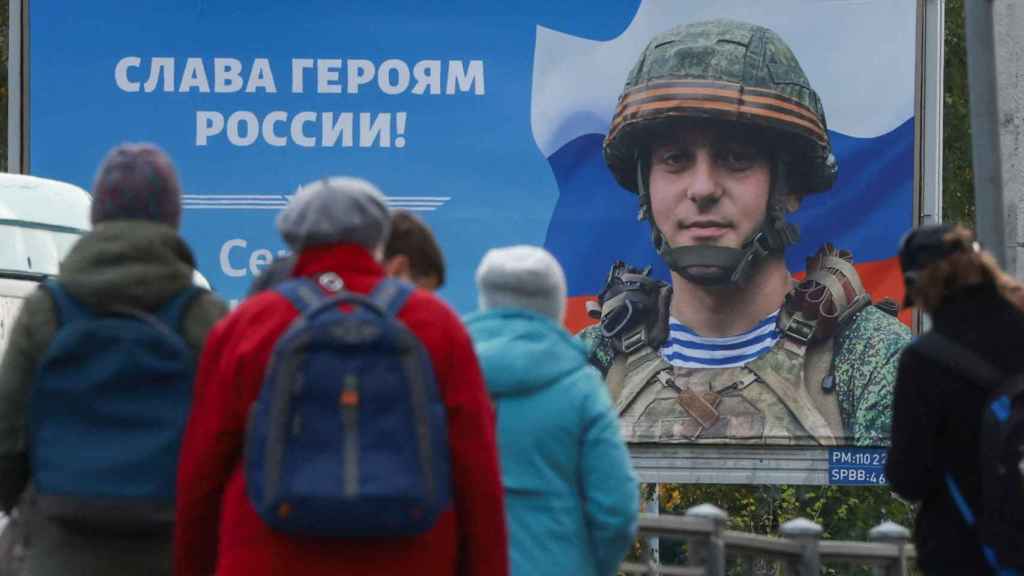 Sur une affiche de propagande de guerre à côté d'un arrêt de tramway à Saint-Pétersbourg, on peut lire : Gloire aux héros de la Russie !