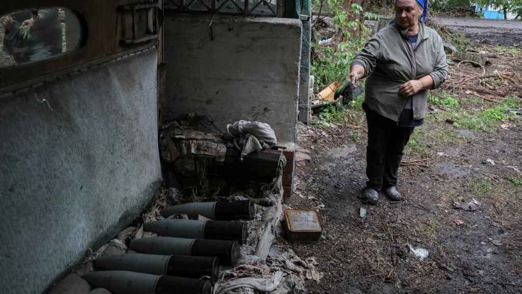 Une femme montre les missiles qui ont détruit sa maison à Kharkov.