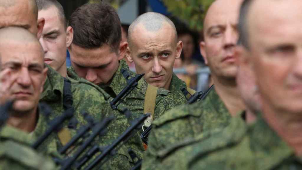Des réservistes russes dans des bases militaires.