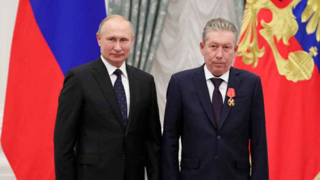 Ravil Maganov à côté de Vladimir Poutine dans une image d'archive.
